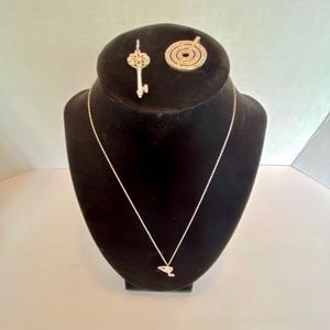 Silver Toned necklace 3 charms! 🔑 🍸 🎯